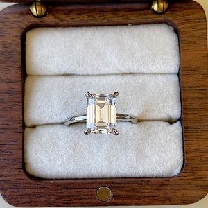 Gorgeous Classic Emerald Cut Solitaire Ring 3CT stone